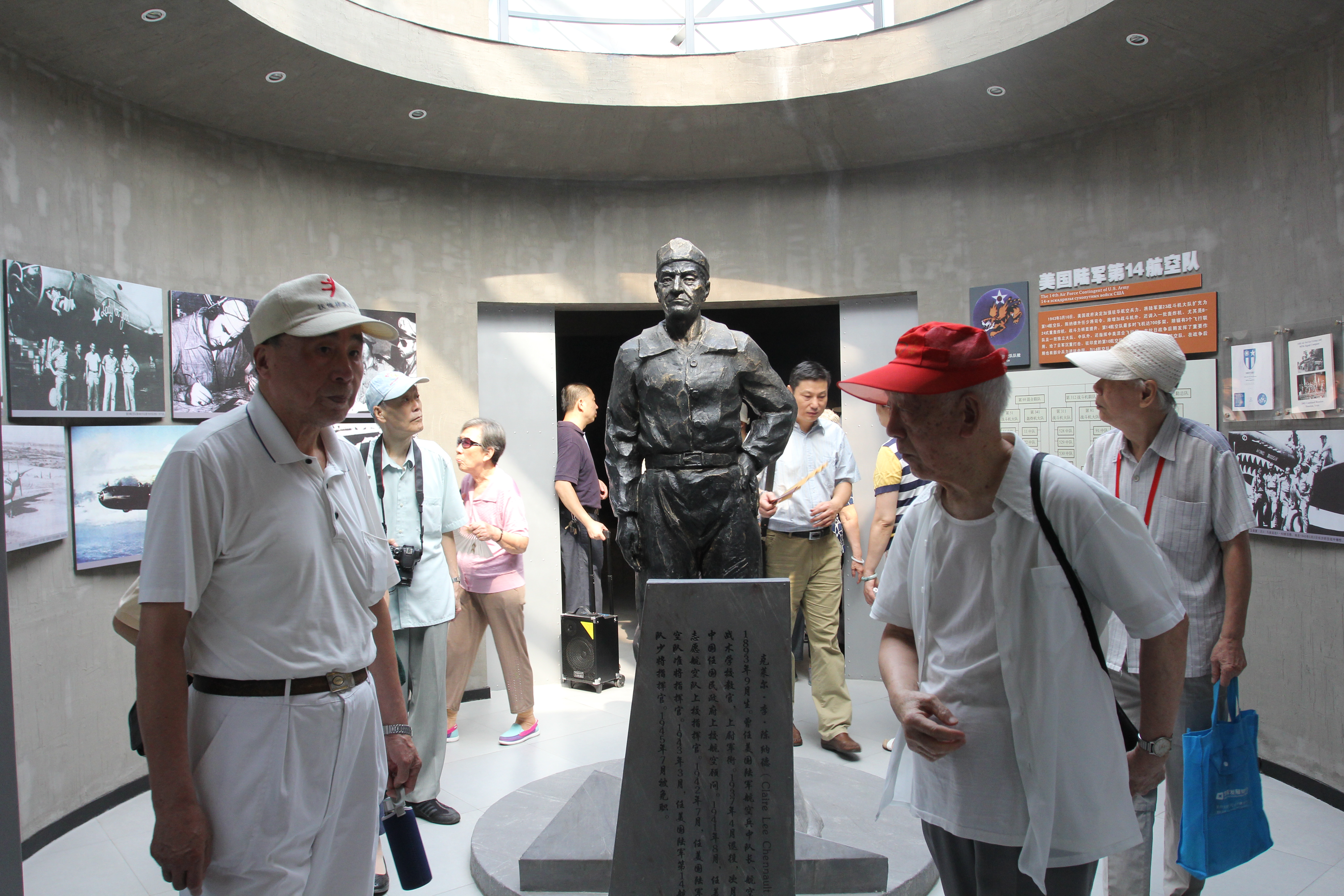 老幹部參觀抗日航空烈士紀念館